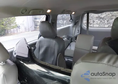 2015 Toyota Sienna L 7 Passenger z USA, uszkodzony, nr VIN 5TDZK3DC5FS660337